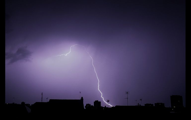 Rayos se ven durante una tormenta en Tours, Francia. AFP/G. Souvant