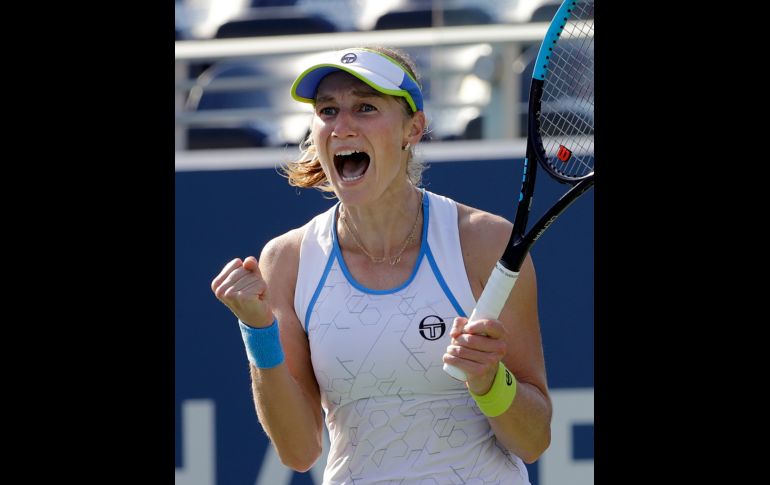 La rusa Ekaterina Makarova celebra tras vencer a la alemana Julia Goerges en la segunda ronda del Abierto de tenis de Estados Unidos, en Nueva York. AP/S. Wenig