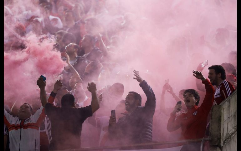 Aficionados del River Plate animan a su equipo durante un partido de la Copa Libertadores ante Racing Club, en el estadio Antonio Vespucio Liberti, en Buenos Aires, Argentina. EFE/D. Fernández