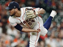 Roberto Osuna estuvo suspendido 75 juegos y ahora juega para los Astros. AP