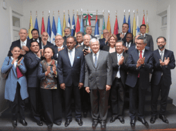 El futuro Mandatario (al centro), junto a los embajadores de América Latina y el Caribe. TWITTER/@lopezobrador_
