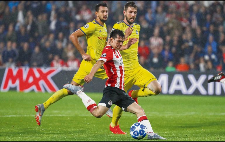 Hirving Lozano (centro) marca el 3-0 durante un partido de vuelta de la Champions entre el PSV Eindhoven y el BATE Borisov. EFE