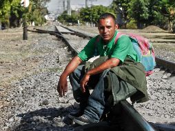 Hombre hondureño que descansa sobre las vías del tren que cruzan por la avenida Inglaterra. Dejó en su país a su esposa e hija. EL INFORMADOR/E. Barrera