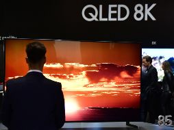 La compañía sur coreana destaca que el televisor permite mejorar la calidad de imagen de producciones que no están en 8K, sin importar la fuente. AFP / T. Schwarz
