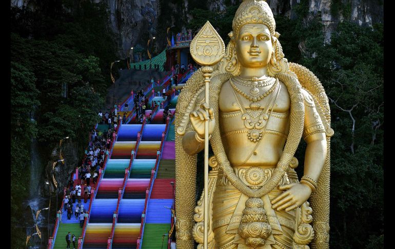 Visitantes caminan por la escalera de 272 escalones recién pintada, que conduce al templo hindú de las Cuevas de Batu en Kuala Lumpur, Malasia. AFP/M. Vatsyayana