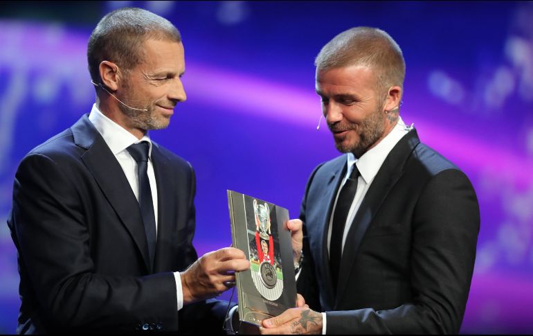 El ex futbolista recogió emocionado la distinción, concedida por su trayectoria y sus posteriores iniciativas en actividades sociales. AFP / V. Hache