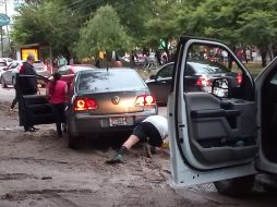 De acuerdo con informes, seis personas fueron rescatadas tras quedar varadas en diferentes puntos. TWITTER / @PoliciaZapopan