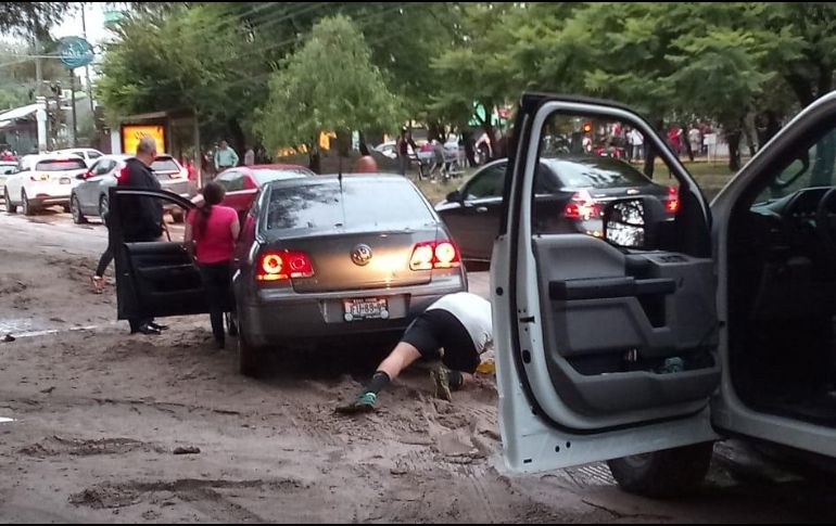 De acuerdo con informes, seis personas fueron rescatadas tras quedar varadas en diferentes puntos. TWITTER / @PoliciaZapopan