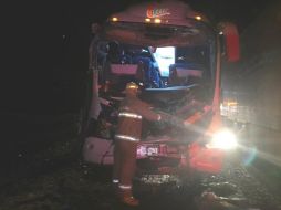 El accidente ocurrió a la altura del kilómetro 85 en la autopista Jalostotitlán-Tepatitlán. ESPECIAL / Protección Civil Jalisco