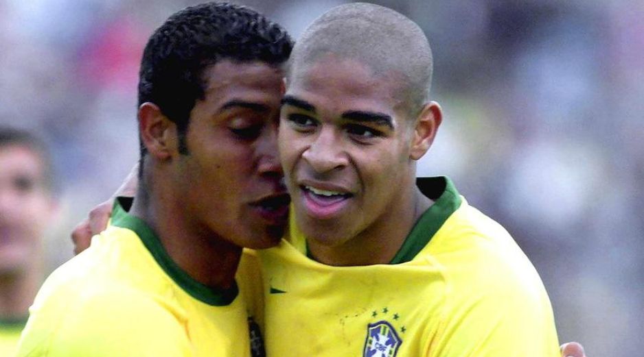 Adriano (D) afirma que ha renunciado a los millones, pero ha vuelto a encontrar la felicidad. AFP/ARCHIVO