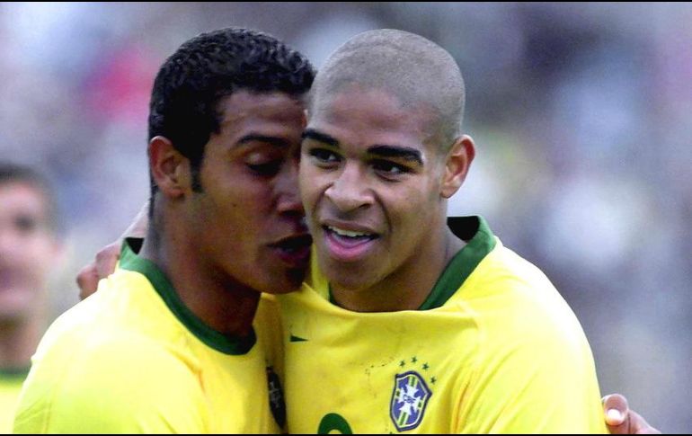 Adriano (D) afirma que ha renunciado a los millones, pero ha vuelto a encontrar la felicidad. AFP/ARCHIVO