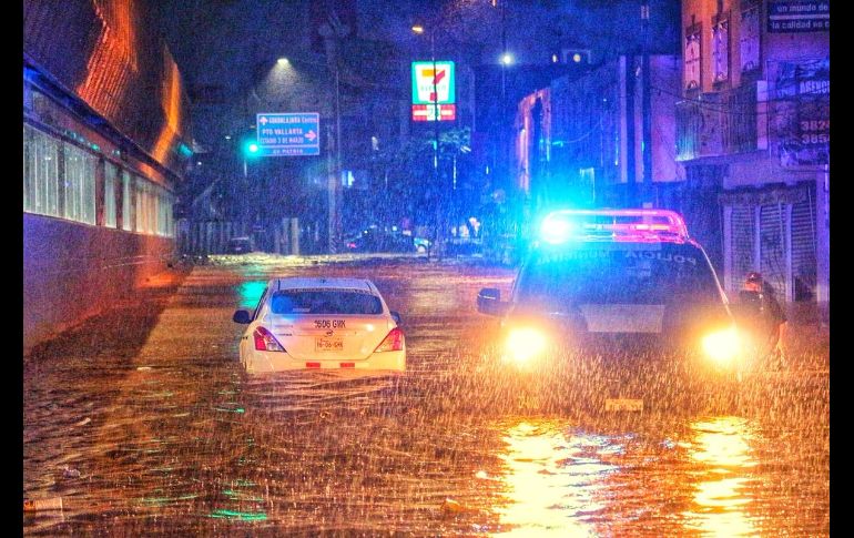 Autoridades rescataron a cuatro personas en dos vehículos en calles inundadas en Zapopan. TWITTER@PoliciaZapopan