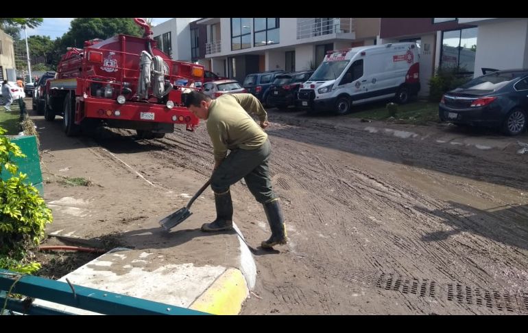 En el fraccionamiento Canta Luna,  Protección Civil Jalisco reportó 47 viviendas afectadas en menaje y 61 vehículos. TWITTER@PCJalisco