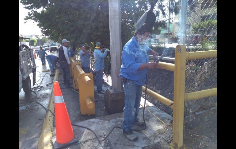 La lluvia provocó el desbordamiento del canal de Avenida Patria. Esta mañana se reparó la malla de protección en el canal y  Avenida Enrique Díaz de León. TWITTER@@ZapopanGob