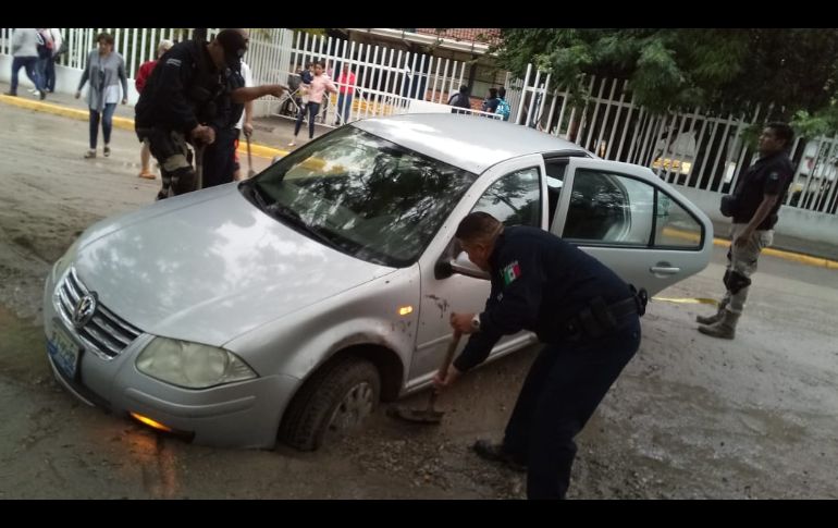 En el cruce de Patria y Federalismo quedó lodo tras las lluvias. TWITTER@PoliciaZapopan