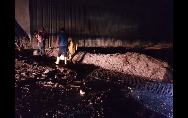 Personal de SIAPA retiró los arrastres de arena en Avenida Patria. TWITTER@SIAPAGDL