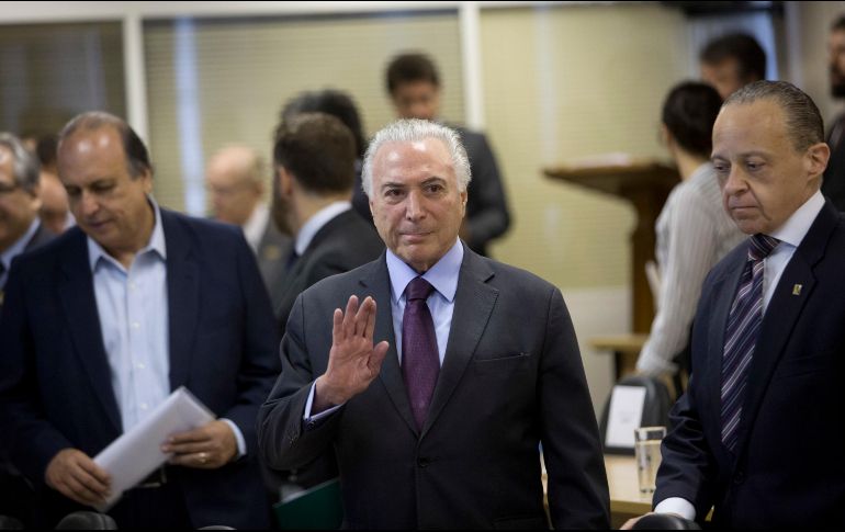 Michel Temer saluda a los medios de comunicación al llegar a reunión para obtener una actualización sobre la intervención de la seguridad federal en Río de Janeiro. AP/S. Izquierdo