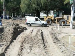 Unos 40 empleados de Zapopan comenzaron con los trabajos de retiro de lodo, incluyendo la extracción de ocho vehículos que se habían quedado atorados. FACEBOOK/ZapopanGob