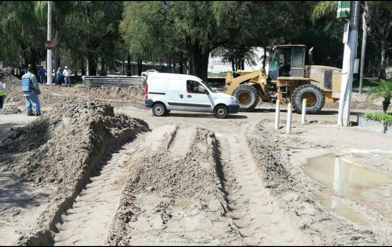 Unos 40 empleados de Zapopan comenzaron con los trabajos de retiro de lodo, incluyendo la extracción de ocho vehículos que se habían quedado atorados. FACEBOOK/ZapopanGob