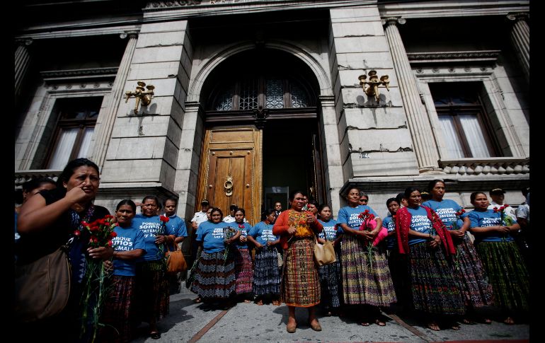 Familiares de desaparecidos durante la guerra interna aguardan a las afueras del Parlamento en la capital guatemalteca. Familiares de los 45 mil desaparecidos durante el conflicto armado en Guatemala (1960-1996), demandaron hoy al Congreso la creación de una comisión para buscar a víctimas de este delito de lesa humanidad. EFE/E. Biba