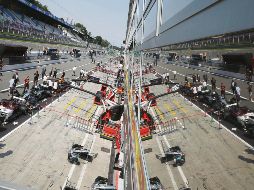Los autos de las escuderías aguardan en los garajes del Circuito Internacional de Monza para iniciar la actividad del Gran Premio de Italia. AP