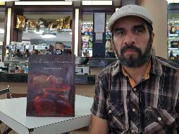 Francisco Samaniega posa para esta casa editorial desde una cafetería del Centro Histórico de Guadalajara. EL INFORMADOR/J. Pérez