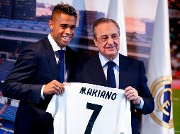 En su presentación como nuevo jugador del Real Madrid, Mariano Díaz posó con la camiseta y el dorsal ''7'' que lucieron, entre otros, Raúl González o Juan Gómez ''Juanito''. AFP / B. Cremel