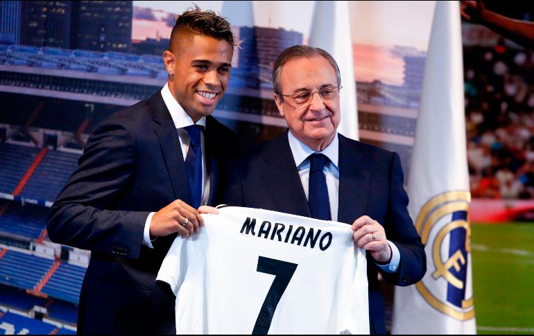En su presentación como nuevo jugador del Real Madrid, Mariano Díaz posó con la camiseta y el dorsal ''7'' que lucieron, entre otros, Raúl González o Juan Gómez ''Juanito''. AFP / B. Cremel