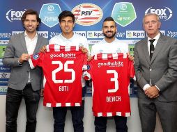 Gutiérrez (#25) fue presentado hoy viernes con el PSV. TWITTER/@psveindhoven