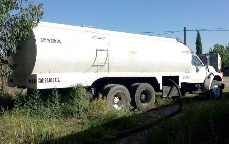 Las autoridades federales realizaron la inspección de los automotores y aseguran dos cisternas de 20 mil litros, llenas al 90 por ciento de su capacidad por el producto mencionado. NTX / ARCHIVO