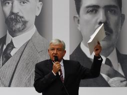 López Obrador señala que priistas, panistas y de todos los partidos van a votar por sus iniciativas por convicción. NTX / J. Lira