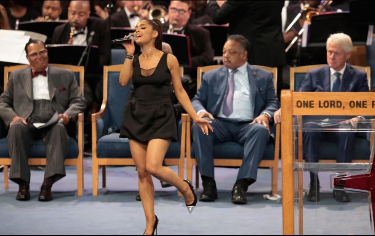 Grande interpreta “You Make Me Feel Like a Natural Woman” ante políticos y fanáticos de Aretha. AFP / S. Olson
