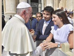 ''Recibiendo la bendición de Su Santidad El Papa Francisco en nuestro matrimonio y familia. Increíble oportunidad'', publicó la esposa de ''Checo'', Carola Martínez, en Instagram. INSTAGRAM / @carolamtz1