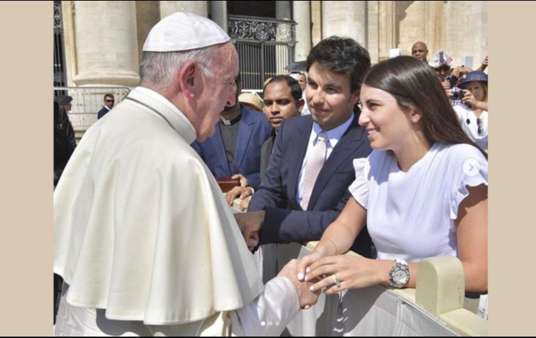 ''Recibiendo la bendición de Su Santidad El Papa Francisco en nuestro matrimonio y familia. Increíble oportunidad'', publicó la esposa de ''Checo'', Carola Martínez, en Instagram. INSTAGRAM / @carolamtz1