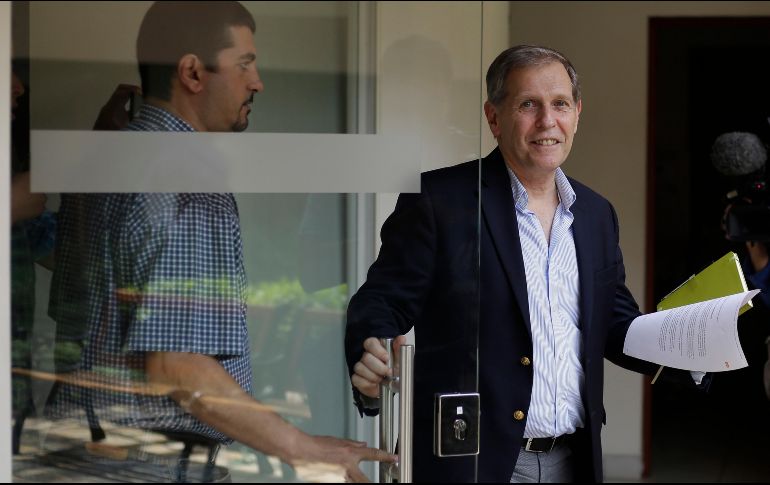 El coordinador de la misión en Nicaragua para América Central de ACNUDH, Guillermo Fernández Maldonado, sale de una conferencia de prensa tras comunicar la decisión de Ortega. EFE/J. Torres