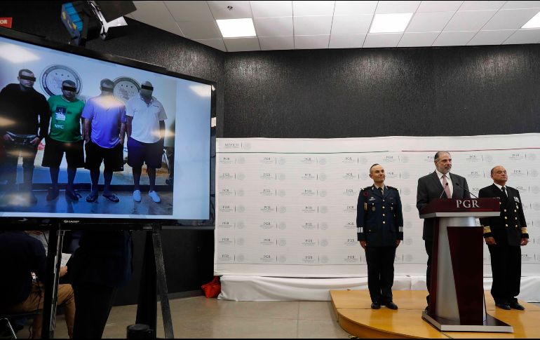 Jorge Nader Kuri, subdirector de averiguaciones previas de la Subprocuraduría de Control Regional, Procedimientos Penales y Amparo de la PGR, informa sobre la liberación de las víctimas. SUN/I. Olivares