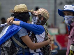 Manifestantes se abrazan en una marcha por ocasión del Día Internacional de los Desaparecidos realizada en Managua. EFE/J. Torres