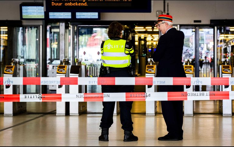 Expertos de la policía científica trabajan en la zona donde se produjo la agresión. EFE/R. De Waal
