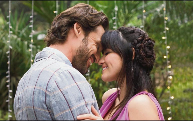 Los actores Iván Sánchez y Maite Perroni protagonizan esta comedia romántica.  ESPECIAL