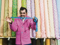 El personaje que se apodera de la escena es un diseñador expulsado de varias casas de moda por querer revelar los secretos del mundo de los fashion. EL INFORMADOR