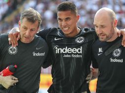 Salcedo se vio obligo a salir del campo con gran molestia en el tobillo de la pierna izquierda y trascendió que fue llevado al hospital, aunque no hay diagnóstico médico oficial. EFE / A. Babani