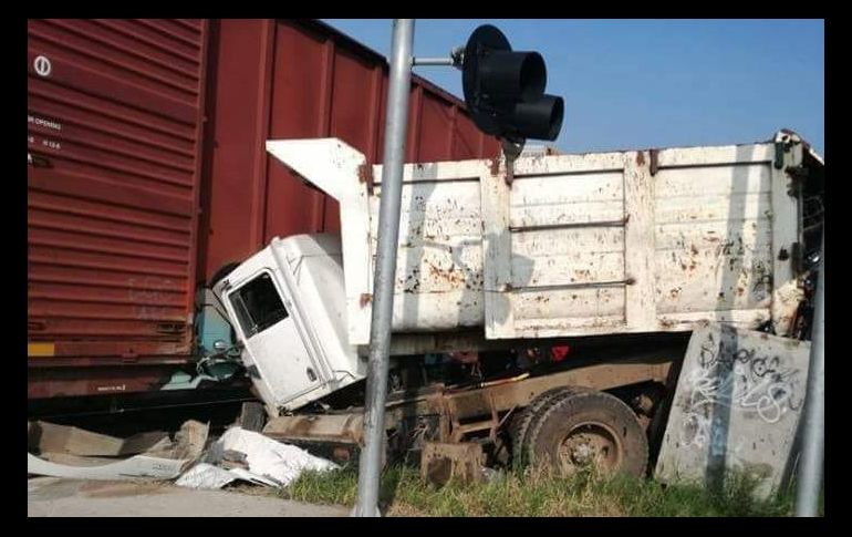 Un camión tipo torton intentó pasar por el cruce en dirección norte a sur cuando circulaba el ferrocarril pero éste lo tomó por el frente a la altura del motor tras lo que lo arrastró algunos metros. ESPECIAL