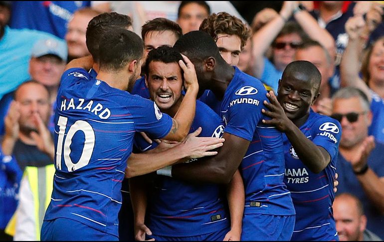 Pedro Rodríguez (c) logra el tanto en el minuto 71, a siete minutos de haber entrado al partido, mientras que Hazard (i) anota el suyo en el minuto 84, con lo que rompen la racha de victorias del Bournemouth. AP / F. Augstein