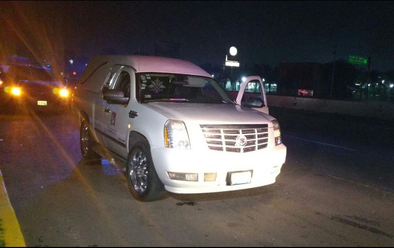 Los oficiales implementan operativo. Marcan el alto al vehículo y se procede a asegurarlo junto con el cadáver. El presunto ladrón es detenido. ESPECIAL/ Policía de Tlaquepaque