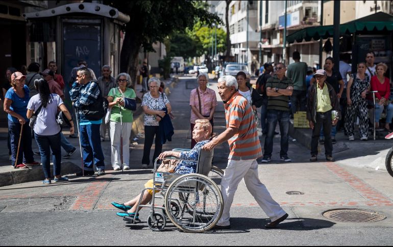 Las protestas se extendieron hasta pasado el mediodía, y culminaron en algunos lugares tras discusiones y forcejeos con funcionarios policiales. EFE/. Gutiérrez