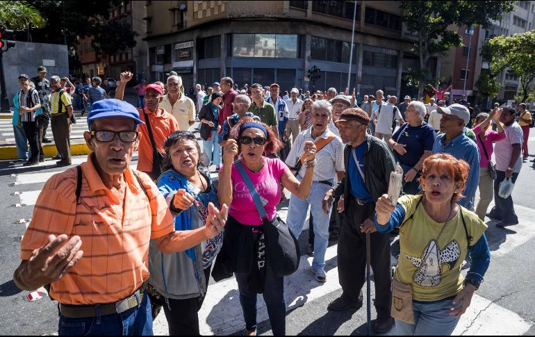 Las protestas se extendieron hasta pasado el mediodía, y culminaron en algunos lugares tras discusiones y forcejeos con funcionarios policiales. EFE/. Gutiérrez
