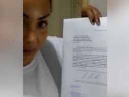 Durante su mensaje, Del Socorro Ortega enseña también el documento de renuncia ante Morena. ESPECIAL