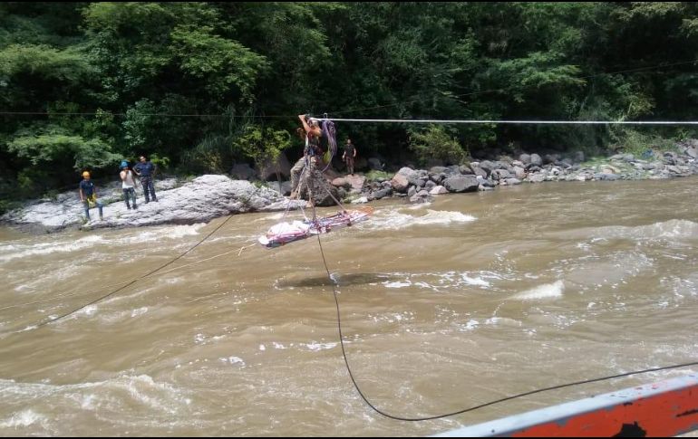 La gravedad de la caída requirió el uso de un helicóptero de la FGE para brindar atención oportuna a la mujer. ESPECIAL