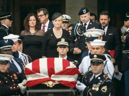 Cindy McCain, viuda del senador, acompaña el féretro del veterano republicano de la mano de su hijo James. AFP