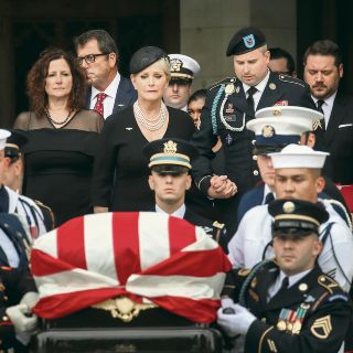 Familiares y políticos se despiden de McCain